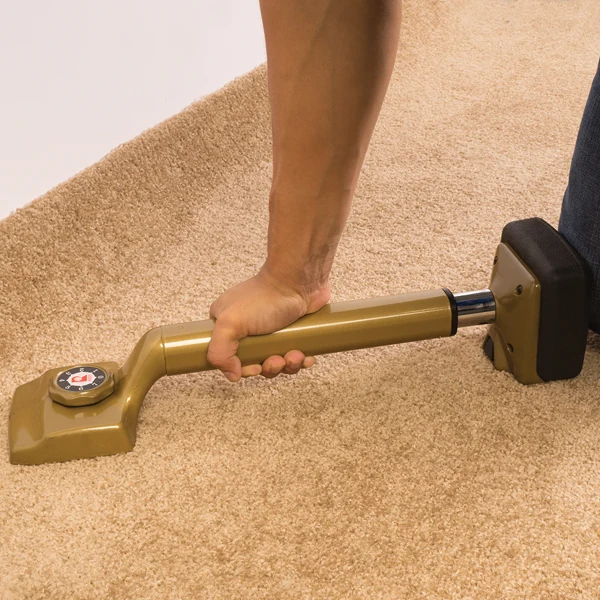 Stretching tan carpet using manual knee kicker tool